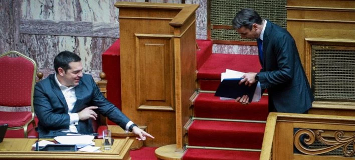 «Κυριάκο κάτι σου έπεσε » – Απρόοπτο Τσίπρα-Μητσοτάκη στη βουλή (εικόνες)